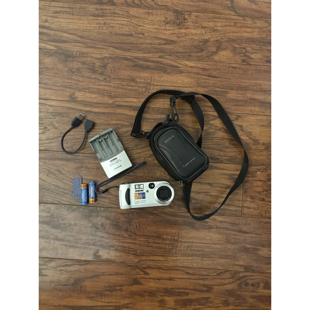 Sony Cyber-shot DSC-P51 2.0MP Digital Camera Bundle